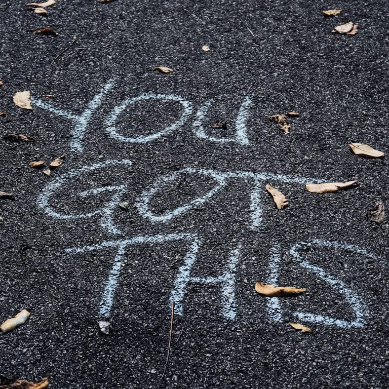 Auf dem Boden steht in großer Schrift: "YOU GOT THIS". Herbstliche Blätter liegen herum.