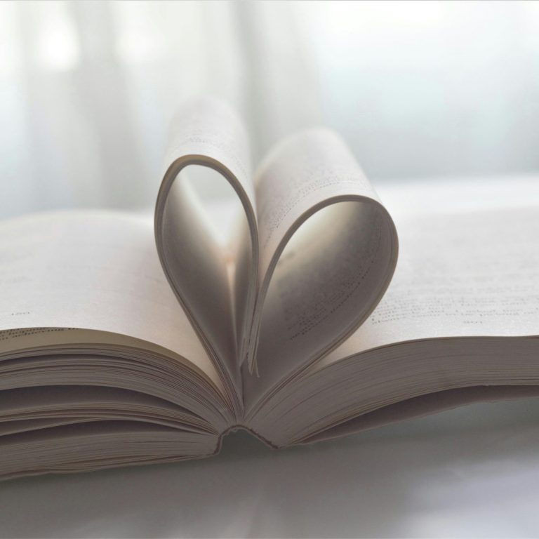 Ein aufgeschlagenes Buch mit Seiten, die ein Herz formen.